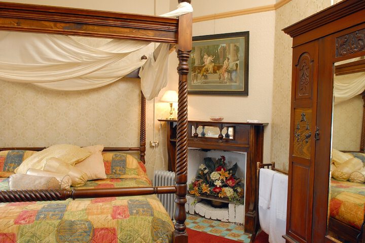 Room 9 of 38