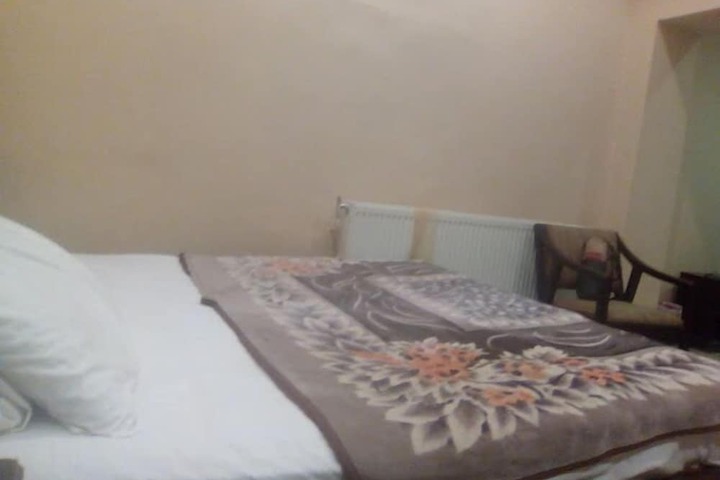 Room 6 of 8