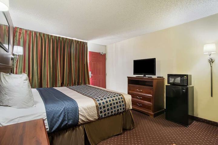 1 King Bed (6 of 7)