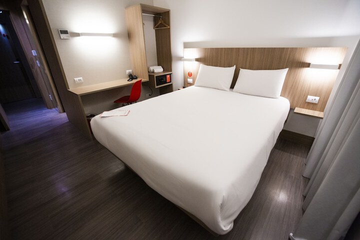 Room 5 of 37
