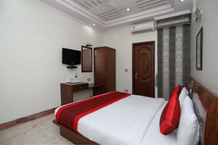 Room 13 of 23