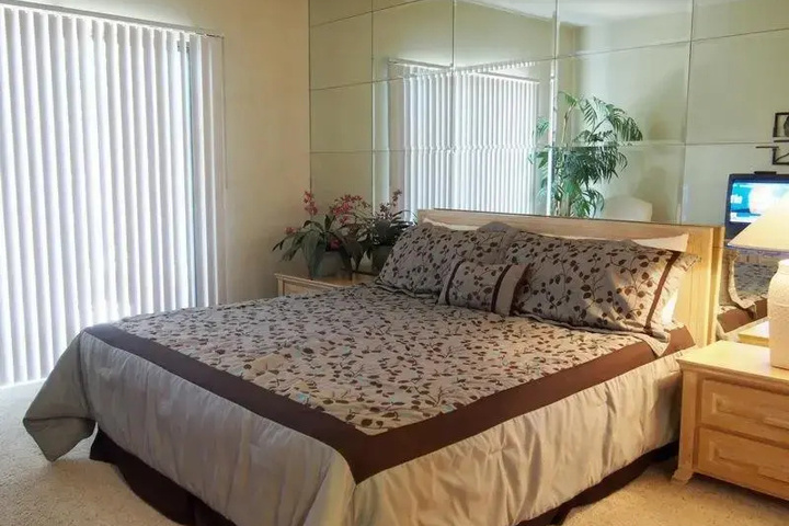 Room 5 of 12