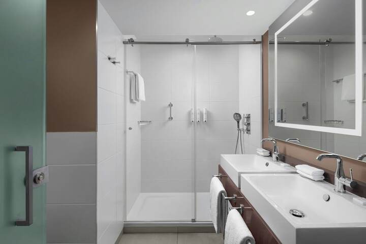 Room 25 of 128