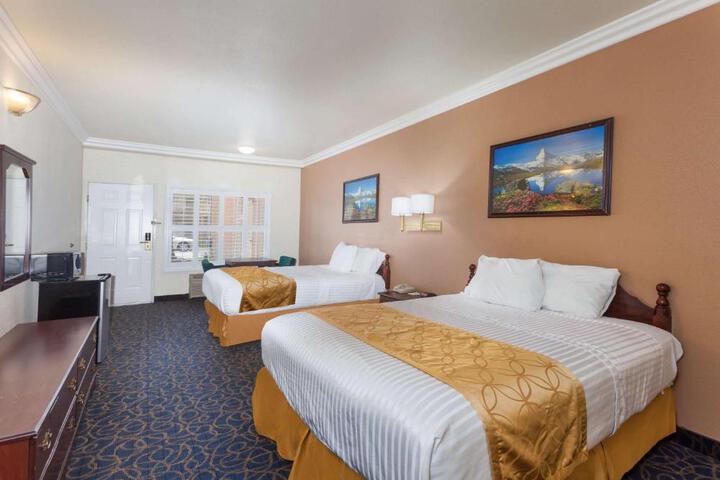 1 Queen Bed (6 of 7)