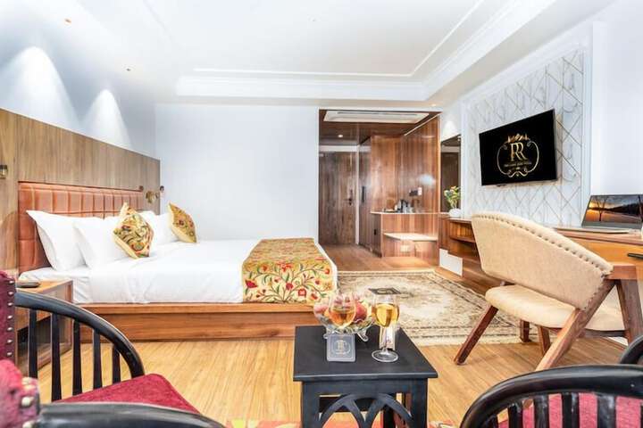 Room 4 of 6