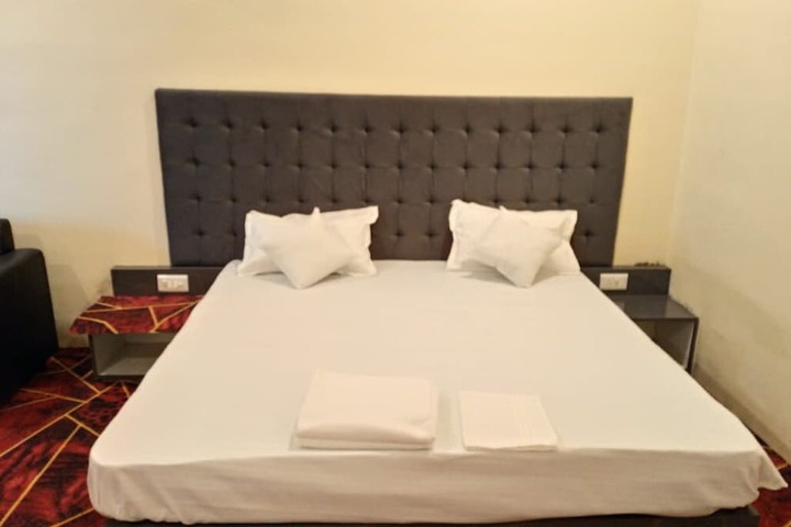 Room 5 of 16
