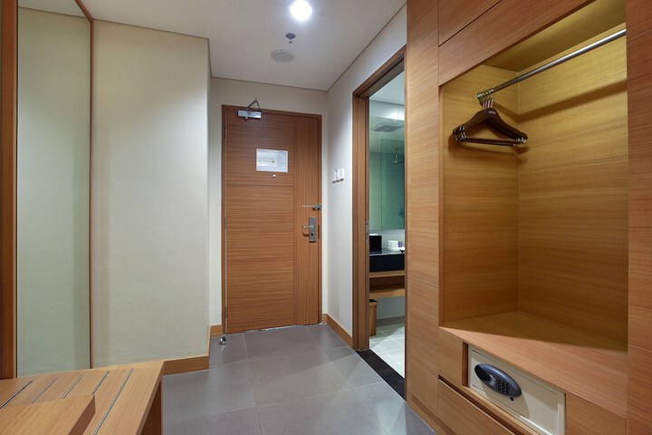 Room 4 of 32