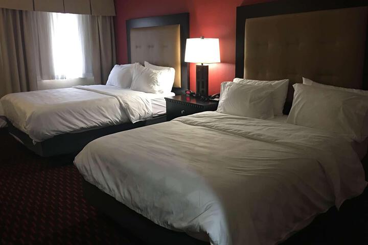 2 Queen Beds (7 of 10)