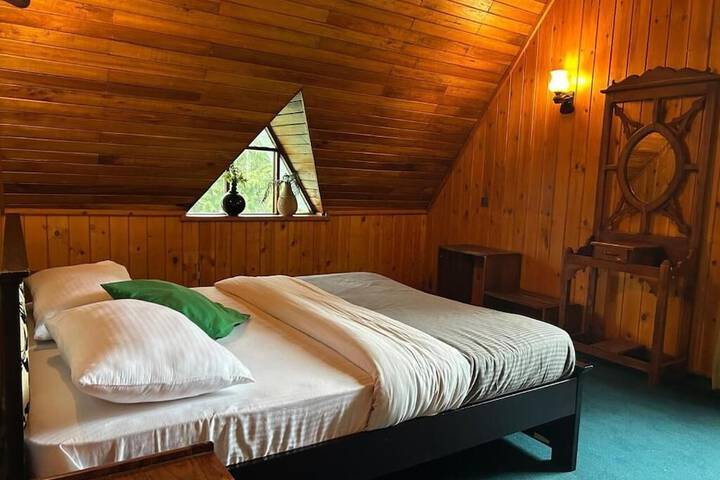 Room 3 of 10