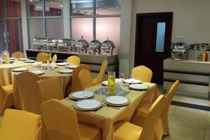 Dining 4 of 12