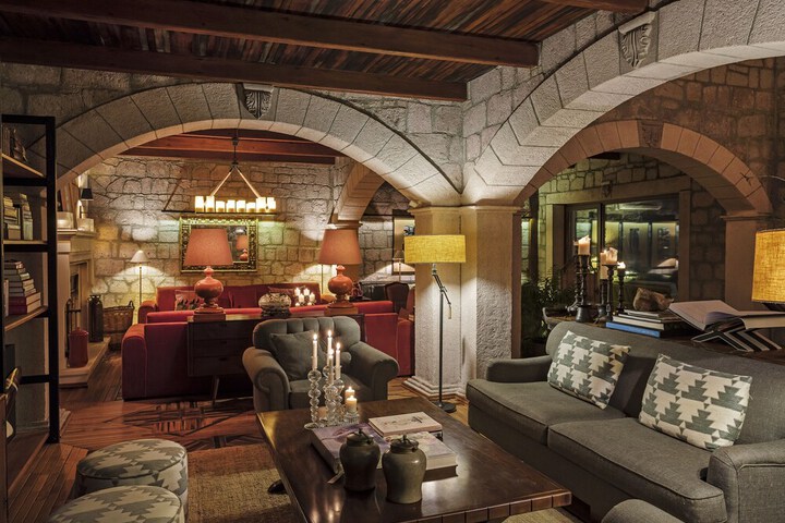 Lobby lounge