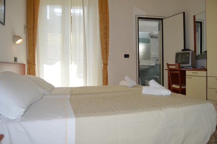 Room 12 of 40