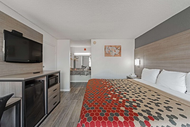 1 Queen Bed (18 of 27)
