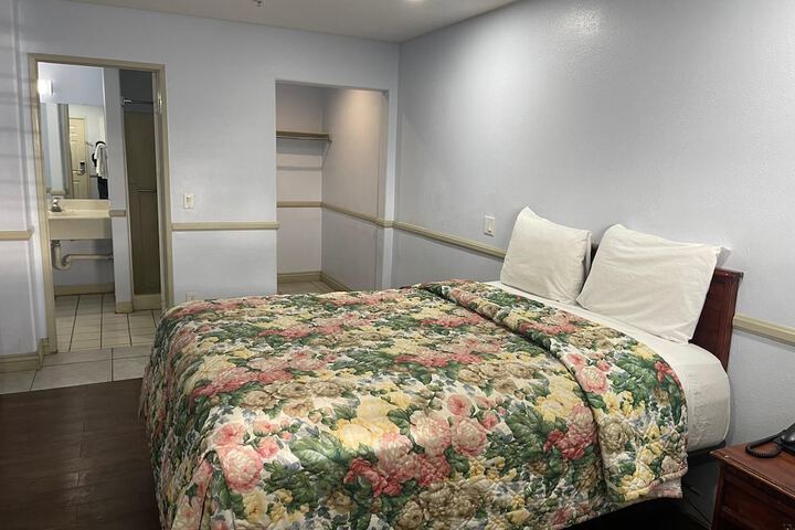 1 Queen Bed (7 of 12)
