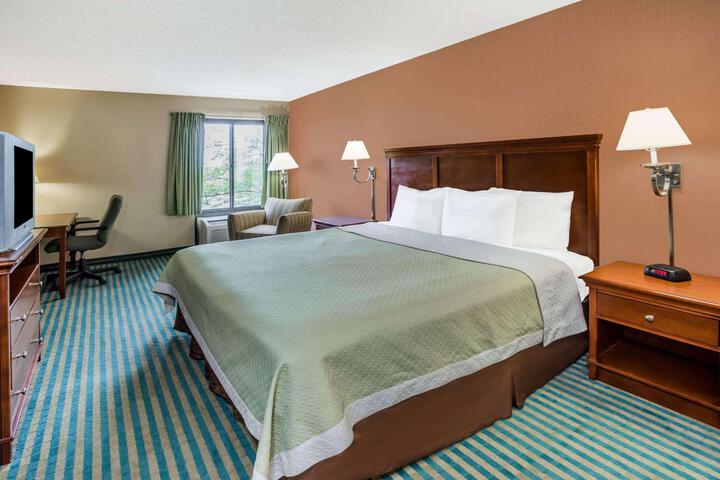 1 King Bed (7 of 7)
