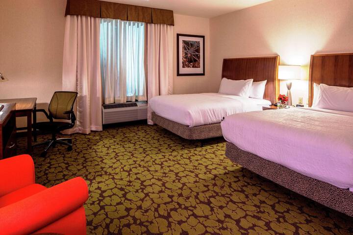 2 Queen Beds (5 of 6)