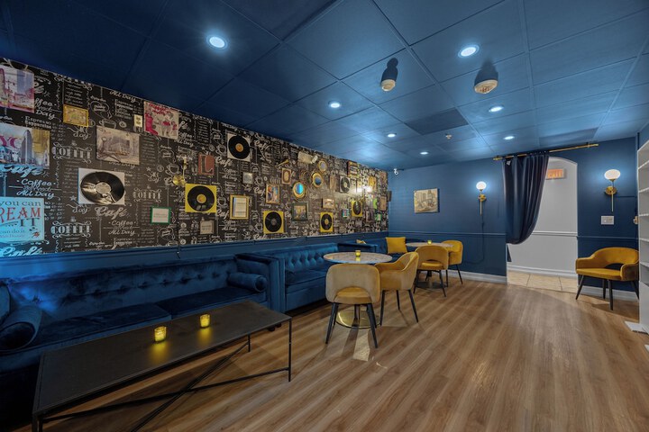 Lounge 41 of 52