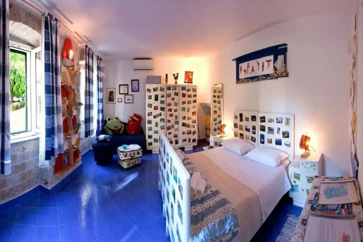 Room 11 of 22