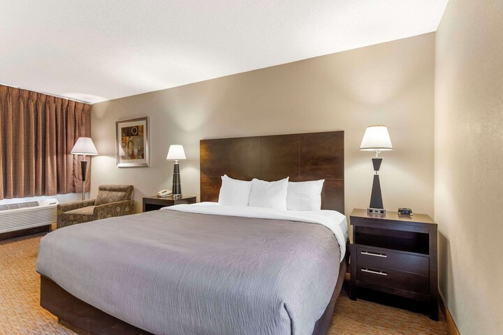 1 Queen Bed Upgrade (13 of 30)