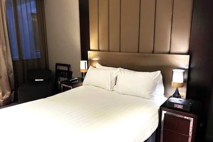 Room 27 of 73