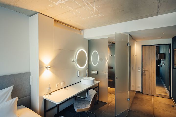 Room 16 of 38