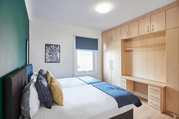 Room 5 of 11
