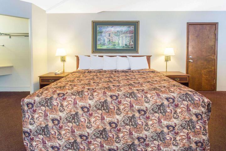 1 King Bed (5 of 11)