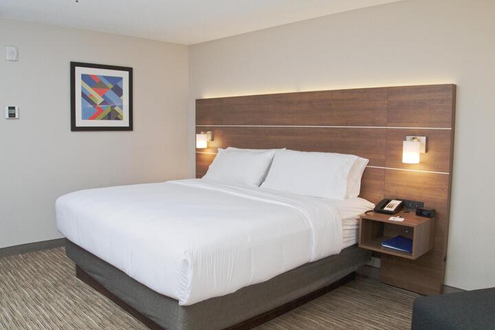 1 King Bed (8 of 11)