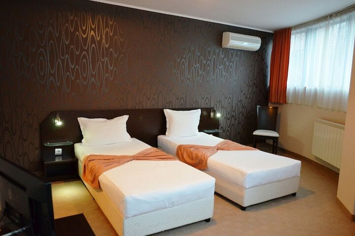Room 13 of 32