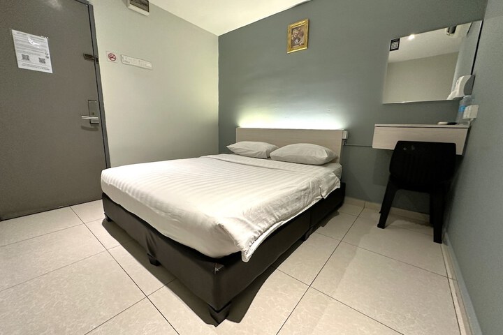 Room 13 of 28