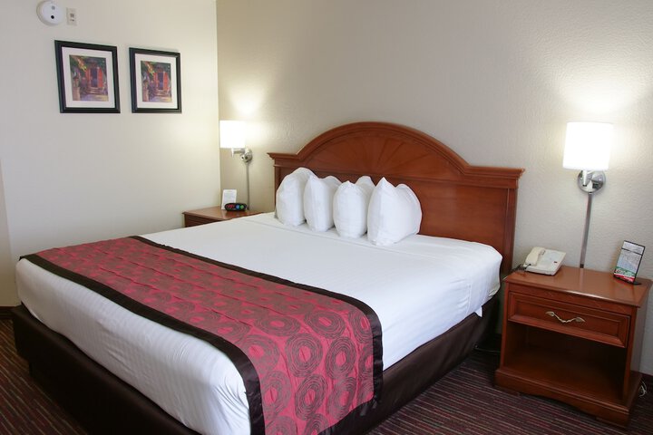 1 King Bed Accessible (18 of 18)