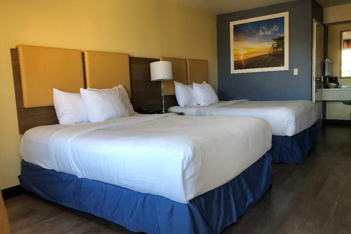 1 Queen Bed Accessible (3 of 8)