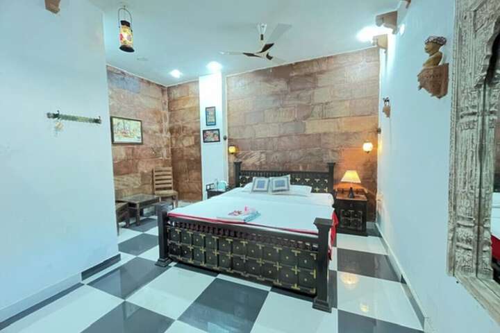 Room 2 of 10
