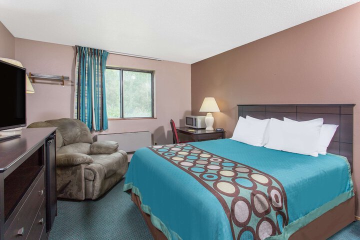 1 King Bed (5 of 11)