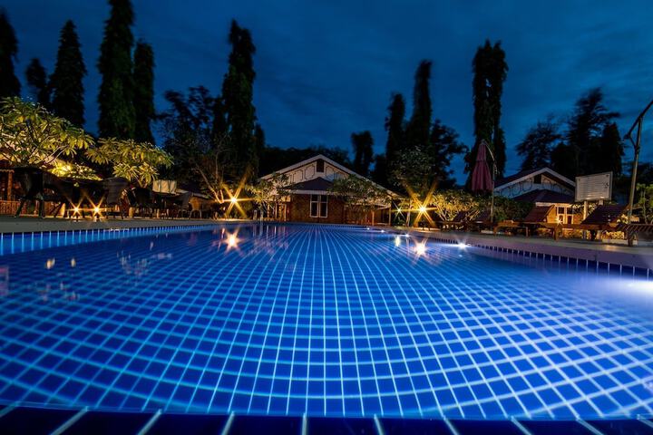 Hotel Pool