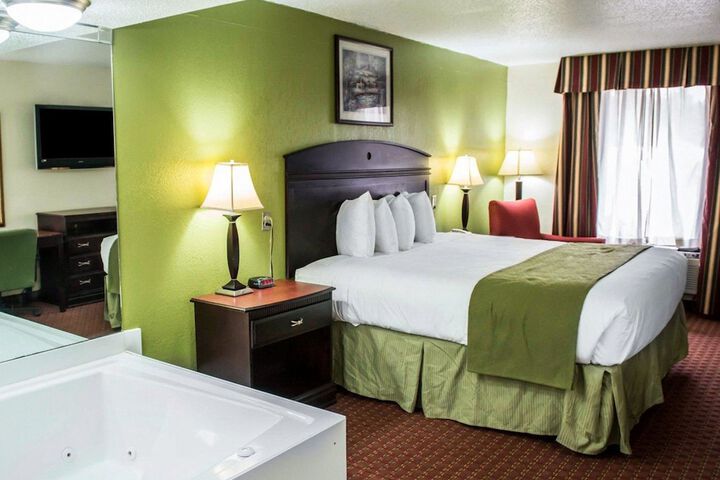 Queen Bed Accessible (6 of 7)