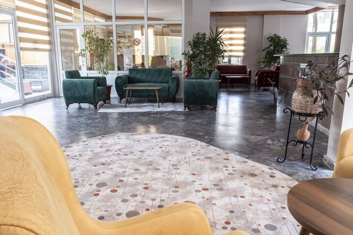 Lounge 30 of 48