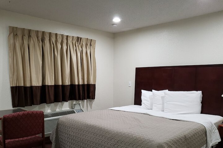Single Room 1 King Bed (2 of 12)