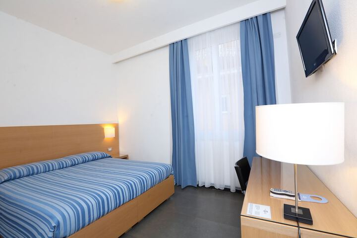 Room 7 of 37