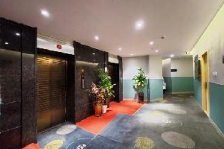 Dexin Hotel (Shanghai South Railway Station Shilong Road)