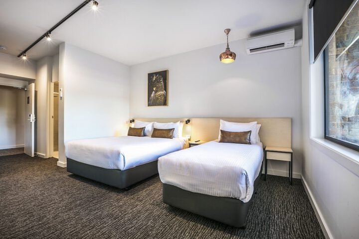 Room 4 of 33