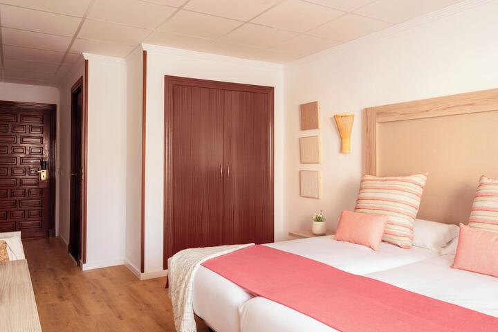 Room 3 of 44