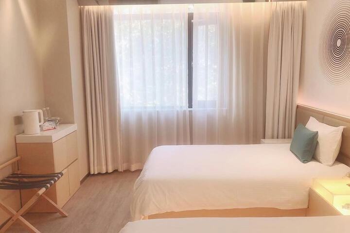 Room 15 of 33