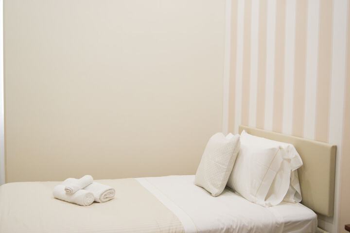 Room 12 of 27