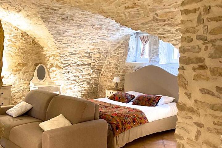 LOCUS AMOENUS