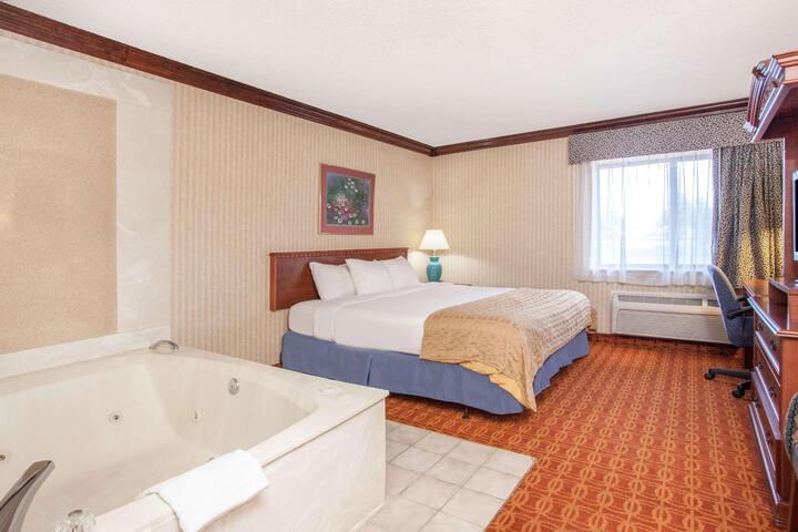 1 King Bed (5 of 10)