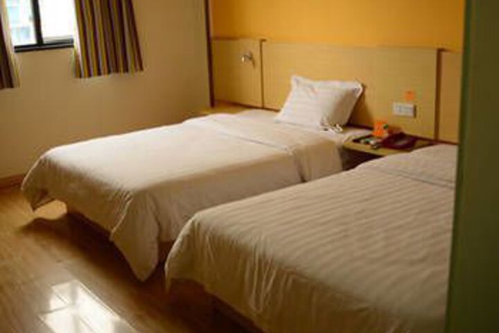 Room 4 of 8