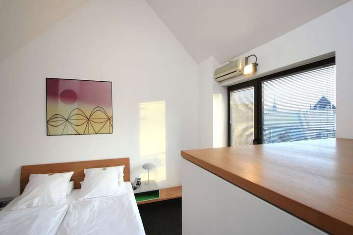 Room 33 of 76