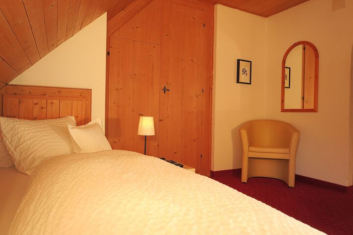 Room 6 of 37