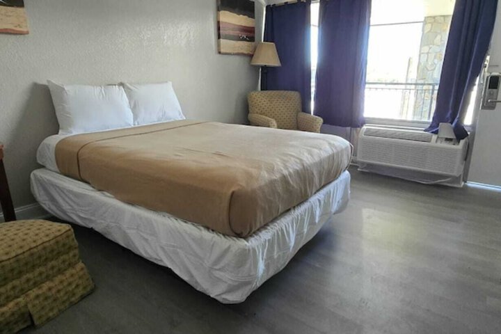 Room 10 of 66